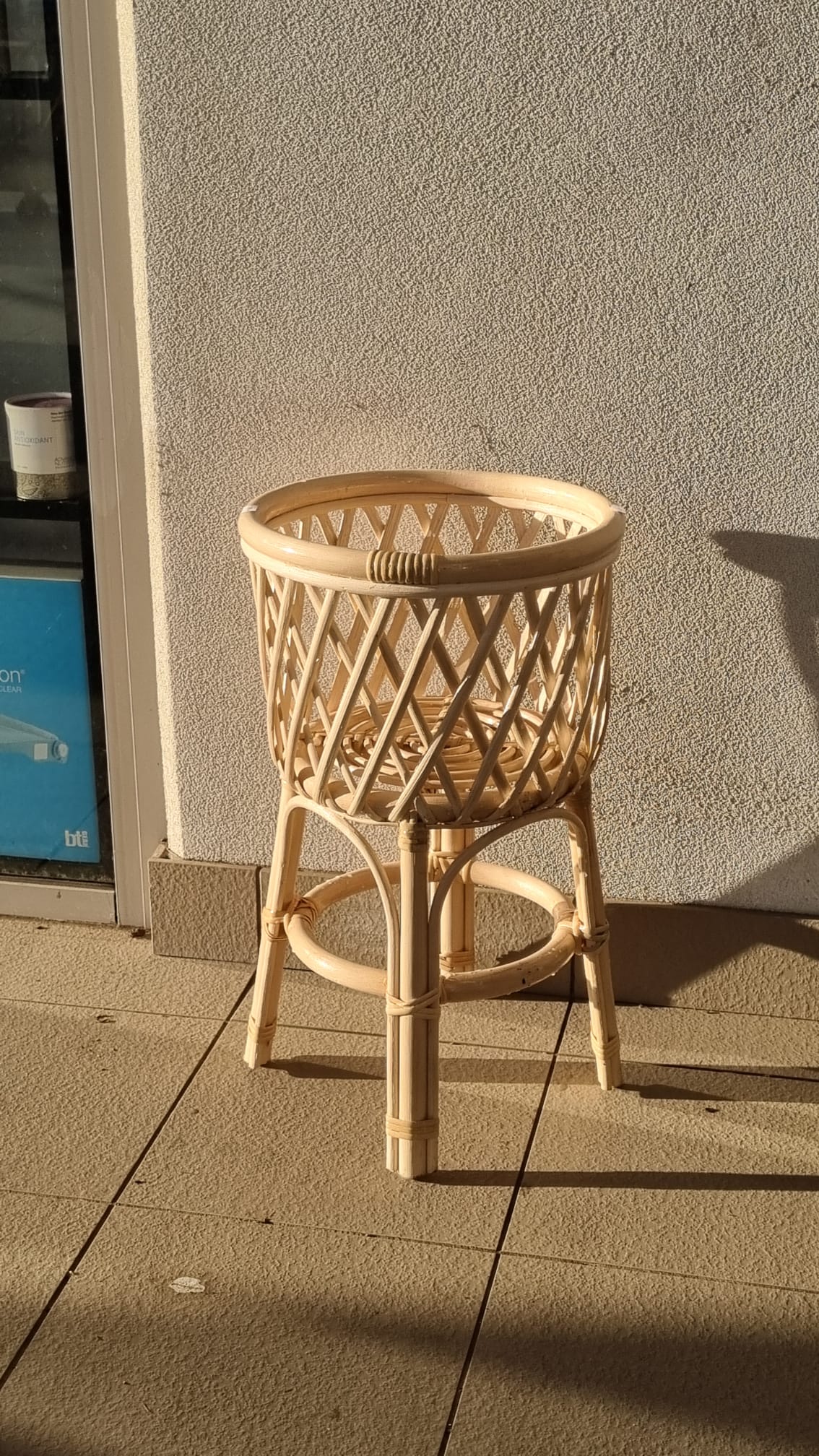 Round rattan standing pot